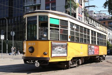 Milan, İtalya, Lombardiya - 20 Eylül 2019: Milano tramvayı. ATM sınıfı 1500, diğer adıyla tip 1928, Milano tramvay ağında ATM (Azienda Trasporti Milanes) tarafından kullanılan tramvay serisidir.