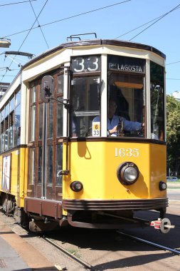 Milan, İtalya, Lombardiya - 20 Eylül 2019: Milano tramvayı. ATM sınıfı 1500, diğer adıyla tip 1928, Milano tramvay ağında ATM (Azienda Trasporti Milanes) tarafından kullanılan tramvay serisidir.