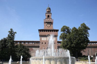 Milan, İtalya - 20 Eylül 2019: Sforza Kalesi (Castello Sforzesco), 15. yüzyılda Milan Dükü Francesco Sforza tarafından inşa edilmiştir.