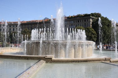 Milan, İtalya - 20 Eylül 2019: Sforza Kalesi (Castello Sforzesco), 15. yüzyılda Milan Dükü Francesco Sforza tarafından inşa edilmiştir.