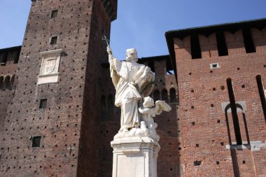 Milan, Italy- 20 Eylül 2019: Nepomuk askeri Aziz John 'un barok heykeli, tarihi Sforza Kalesi' nin avlusunda duruyor. Giovanni Dugnani tarafından 1729 'da yapıldı.