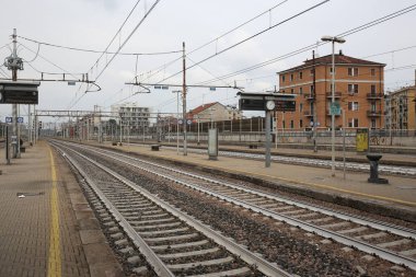 Milan, İtalya, Lombardiya - 22 Eylül 2019: boş tren istasyonu, boş platform
