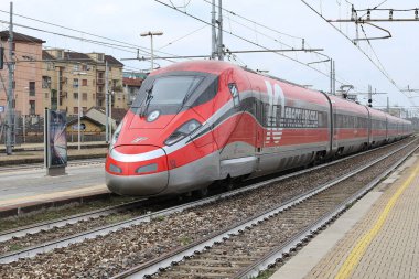 Milan, İtalya - 22 Eylül 2019: Frecciarossa 1000 (ETR 400, ETR 1000) İtalyan devlet demiryolu operatörü Trenitalia tarafından işletilen hızlı tren.