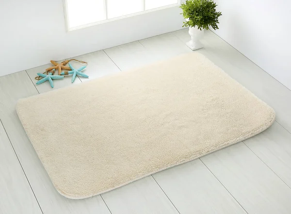 Beyaz banyo halısı beyaz ahşap zeminde