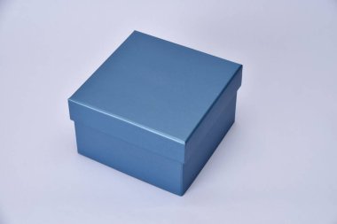 açık arkaplanda mavi hediye alışveriş kutusu