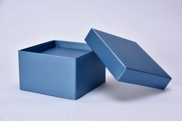 açık arkaplanda mavi hediye alışveriş kutusu