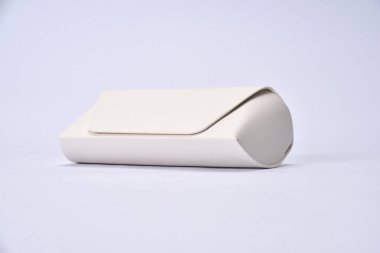 Güneş gözlüğü için beyaz deri gözlük.