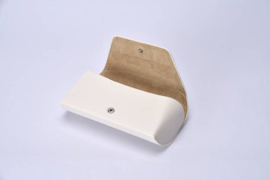 Güneş gözlüğü için beyaz deri gözlük.