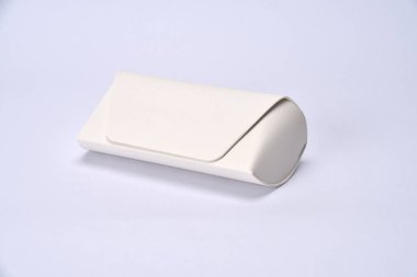 Güneş gözlüğü için beyaz deri gözlük.