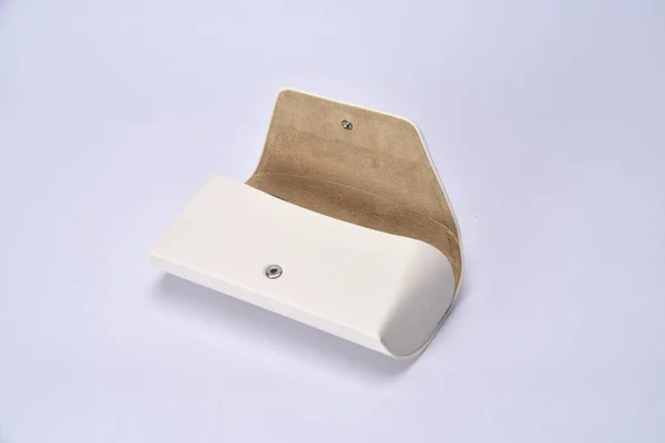 Güneş gözlüğü için beyaz deri gözlük.