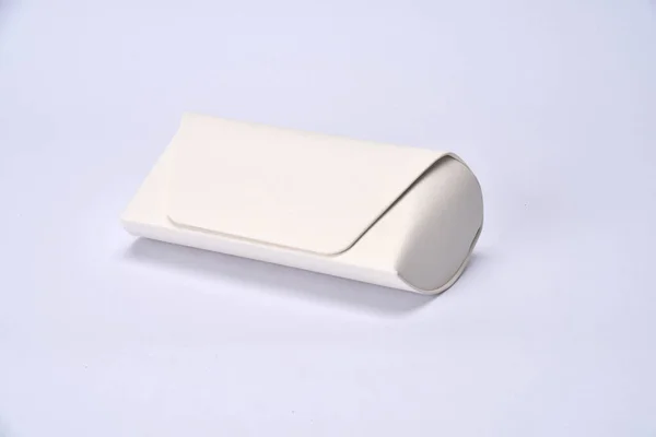 Güneş gözlüğü için beyaz deri gözlük.