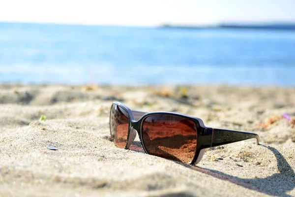 Güneş gözlüklü açık deniz gözlüğü.