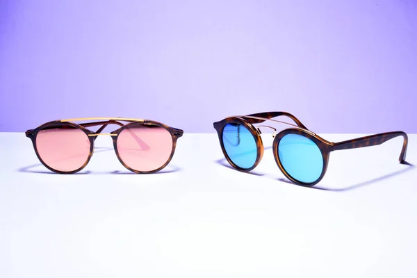 Pastel renkli kağıt arkaplanda güneş gözlüğü 