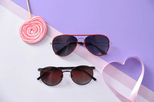 Pastel renkli kağıt arkaplanda güneş gözlüğü 