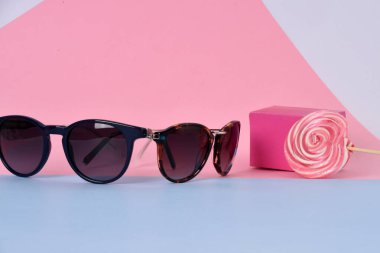 Pastel renkli kağıt arkaplanda güneş gözlüğü 