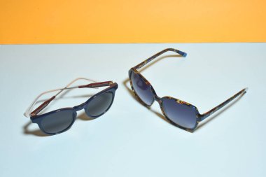 Pastel renkli kağıt arkaplanda güneş gözlüğü 