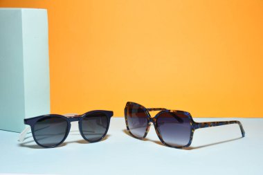 Pastel renkli kağıt arkaplanda güneş gözlüğü 