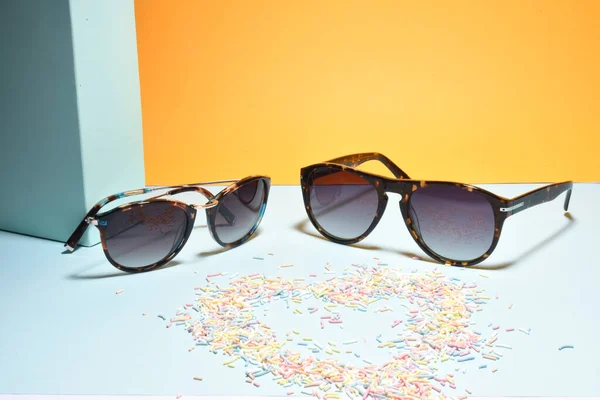 Okulary Przeciwsłoneczne Okulary Pastelowym Tle Papieru Kolor — Zdjęcie stockowe