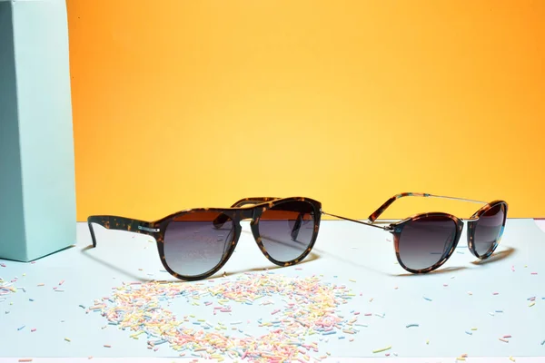 Sonnenbrille Auf Pastellfarbenem Papier Hintergrund — Stockfoto