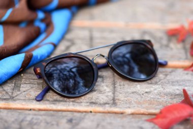 Güneş gözlüğü gözlükleri, doğal park alanında, ahşap masada.