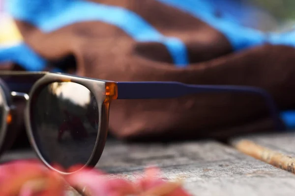Sonnenbrille Brille Brille Naturpark Outdoor Auf Holztisch — Stockfoto