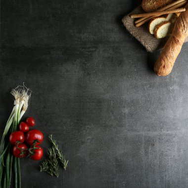 Mısır ve mantarlı pizza ve ahşap arka planda yemek ve yemek.