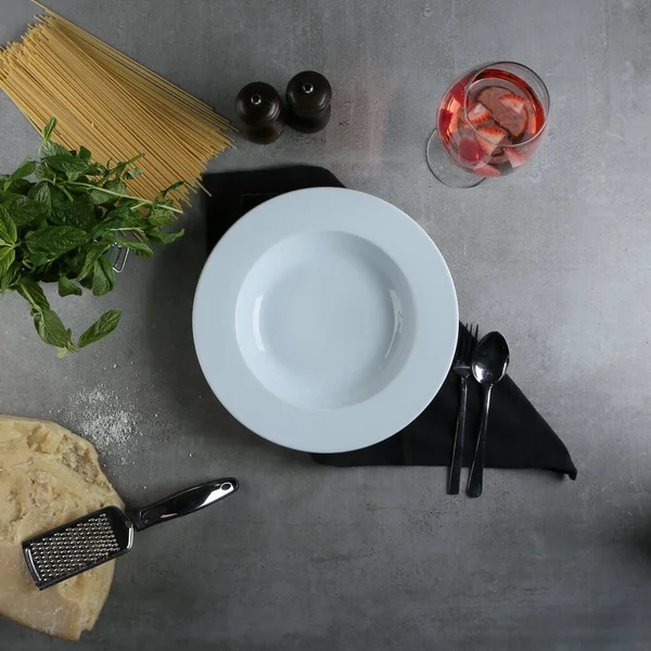 İtalyan makarnası ahşap arka planda boş tabak