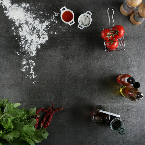 Mısır ve mantarlı pizza ve ahşap arka planda yemek ve yemek.