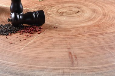 Ahşap arka planda yiyecek için tuz ve biber.