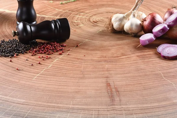 木质背景的大蒜蔬菜和黑胡椒作食物 — 图库照片
