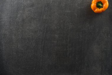 Gri taş arka planda yiyecek için renkli sebzeler.