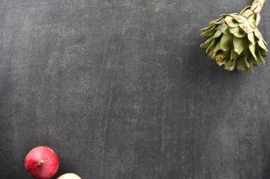 Gri taş arka planda yiyecek için sebzeler