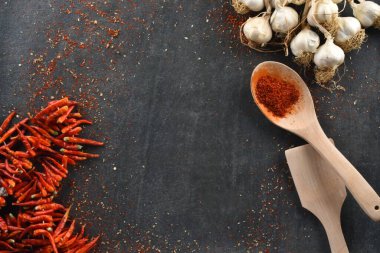 Gri taş arka planda yemek için sarımsak ve kuru biber.