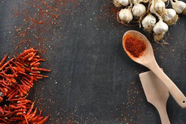 Gri taş arka planda yemek için sarımsak ve kuru biber.