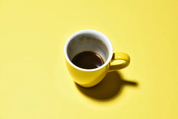 Jaune Moitié Tasse Café Sur Fond Papier — Photo