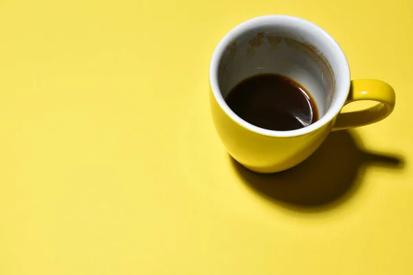 Tazza Caffè Mezza Bevuta Gialla Sfondo Carta — Foto Stock