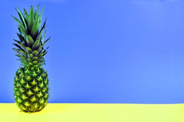   Arka planda ananas meyvesi  
