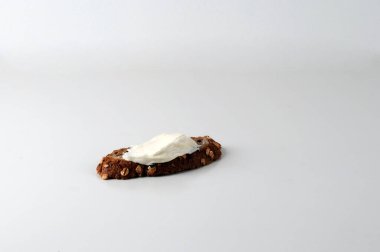 Krem peynirli ya da tereyağlı ekmek 