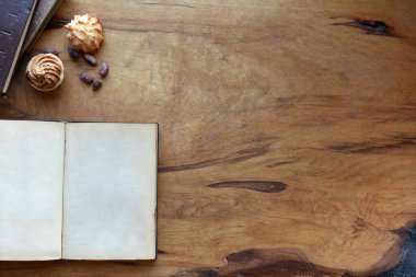 Ahşap zemin üzerine eski kitaplarda boş sayfa 