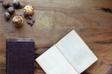 Ahşap zemin üzerine eski kitaplarda boş sayfa 