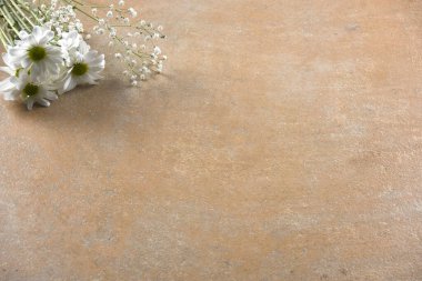 Renkli taş arkaplanda çiçekler