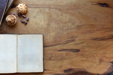 Ahşap zemin üzerine eski kitaplarda boş sayfa 