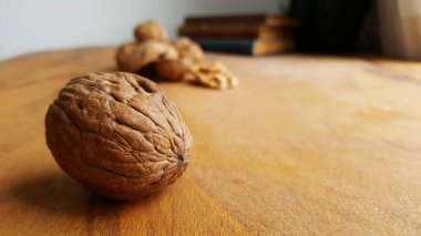 Tahta arka planda ceviz