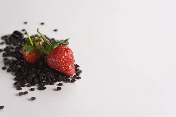 Beyaz arka planda çilek ve çikolata damlaları