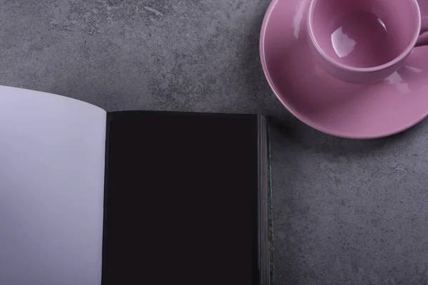 Boş Kahve Kadehi Üzerine Eski Kitaplar  