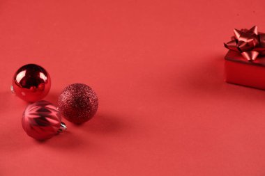 Kızıl Arkaplanda Yeni Yıl Nesneleri