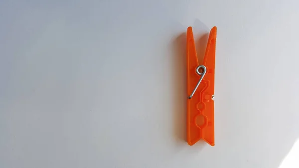 Renkli Kıyafetler Beyaz Masa 'da Peg