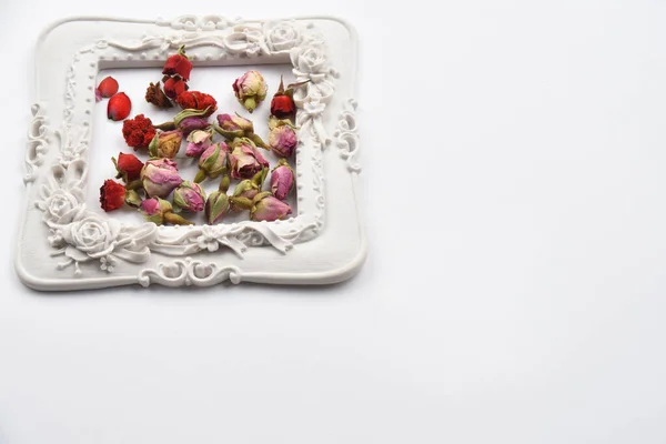 Beyaz arkaplanda beyaz çerçeveli kırmızı çiçekler