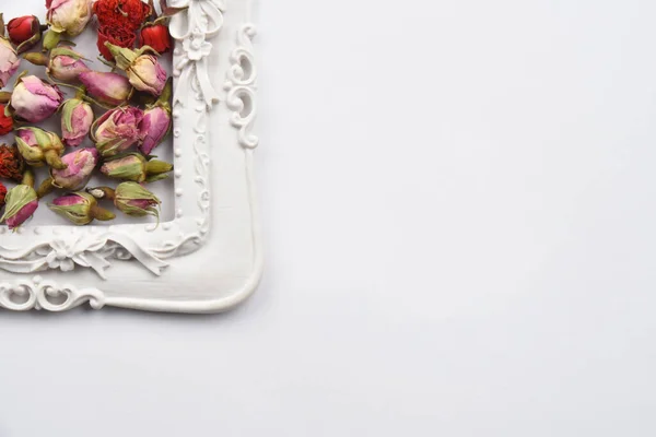 Beyaz arkaplanda beyaz çerçeveli kırmızı çiçekler