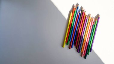 Beyaz Masadaki Renkli Kalemler